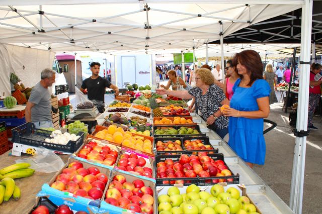 El Mercado de los jueves se convierte en un atractivo turístico con cada vez más visitantes del litoral murciano y almeriense - 3, Foto 3