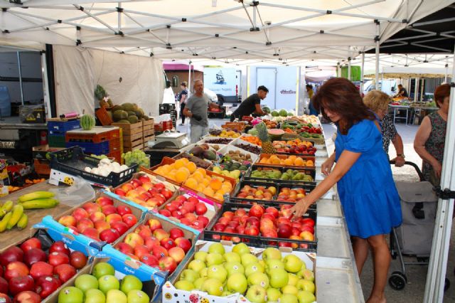 El Mercado de los jueves se convierte en un atractivo turístico con cada vez más visitantes del litoral murciano y almeriense - 4, Foto 4