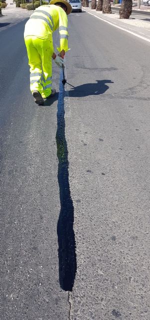 El Ayuntamiento repara las grietas en diversas carreteras de Alhama, Foto 3