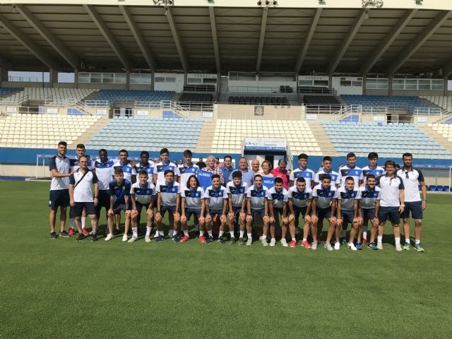 La consejera Adela Martínez-Cachá visita a los jugadores del Lorca C.F. Base, que esta temporada ju arán en la División de Honor Juvenil - 1, Foto 1