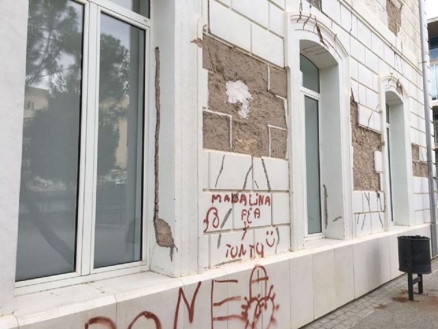 El PSOE vuelve a exigir el arreglo de la fachada del Campus Universitario de Lorca aún dañada por los terremotos de 2011 - 2, Foto 2