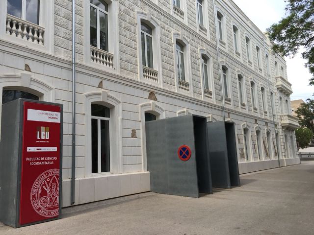 El PSOE vuelve a exigir el arreglo de la fachada del Campus Universitario de Lorca aún dañada por los terremotos de 2011 - 3, Foto 3