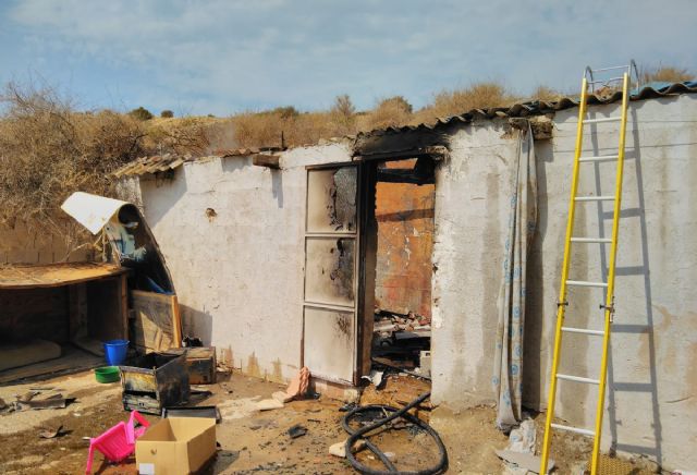 Efectivos de bomberos sofocan el incendio de una chabola en Los Mateos - 1, Foto 1