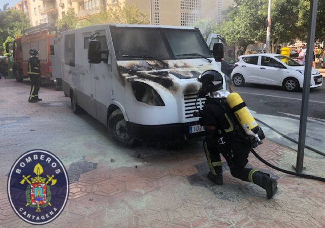 Arde un furgón de seguridad mientras realizaba su ruta - 1, Foto 1