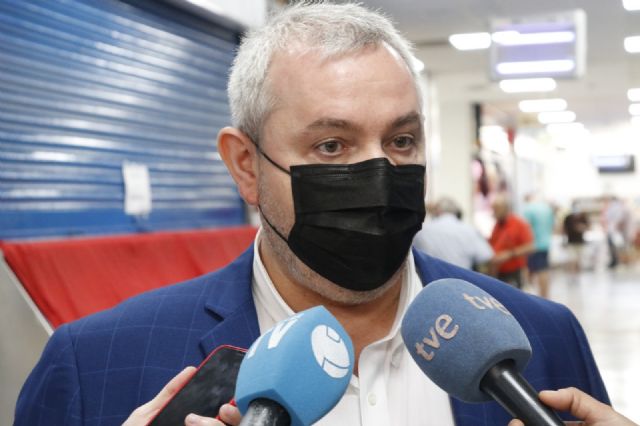 Comienzan los trabajos para reparar los falsos techos rotos en la plaza de abastos de La Alberca - 1, Foto 1