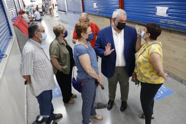 Comienzan los trabajos para reparar los falsos techos rotos en la plaza de abastos de La Alberca - 2, Foto 2