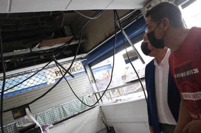 Comienzan los trabajos para reparar los falsos techos rotos en la plaza de abastos de La Alberca - 3, Foto 3