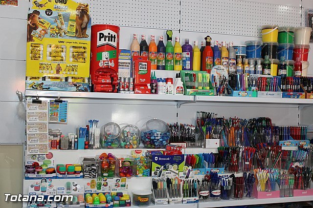 Los centros educativos no pueden imponer el establecimiento donde se ha de adquirir el material escolar o el uniforme - 1, Foto 1