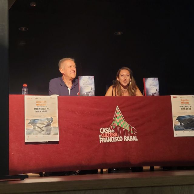 Hortensia Arcas presenta en Águilas Verde sobre fondo gris - 1, Foto 1