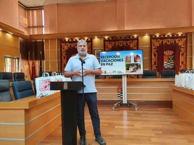 Una representación de los menores que participan en el Programa Vacaciones en Paz, junto a sus familias de acogida, son recibos en el Ayuntamiento de Molina de Segura - 1, Foto 1