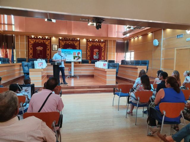 Una representación de los menores que participan en el Programa Vacaciones en Paz, junto a sus familias de acogida, son recibos en el Ayuntamiento de Molina de Segura - 2, Foto 2