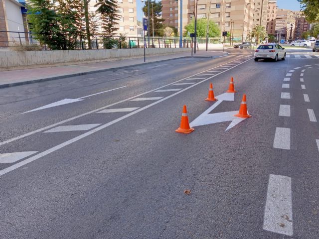 El Ayuntamiento de Lorca lleva a cabo labores de repintando de señalización horizontal y marcas viarias en diversas calles del municipio - 1, Foto 1