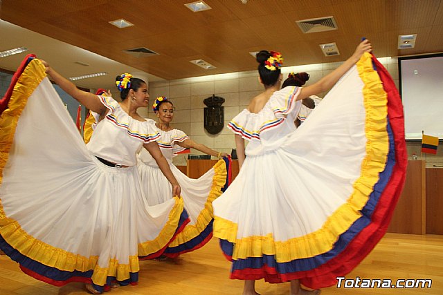 Celebran el nacimiento del Estado Colombiano Independiente a través de la representación de bailes y danzas tradicionales, Foto 1