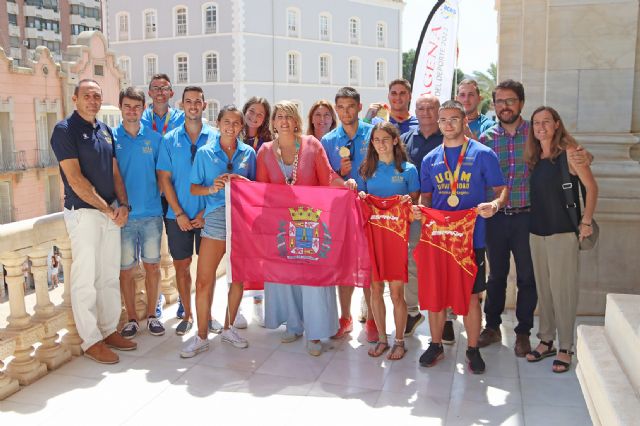 Noelia Arroyo con los medallistas del UCAM Atletismo Cartagena - 3, Foto 3