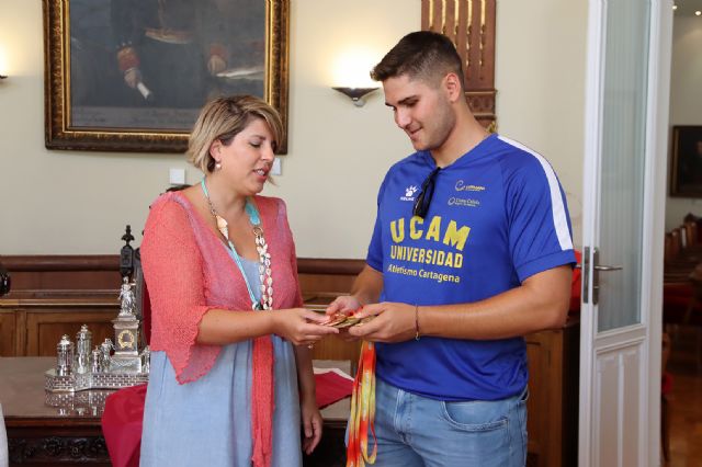 Noelia Arroyo con los medallistas del UCAM Atletismo Cartagena - 5, Foto 5