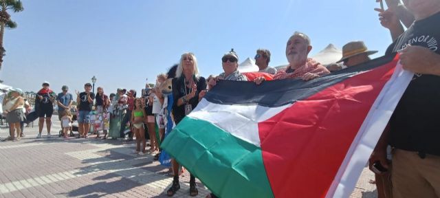 Los Alcázares alza la voz por Palestina en la Plaza del Espejo contra el genocidio y la hambruna programada - 1, Foto 1