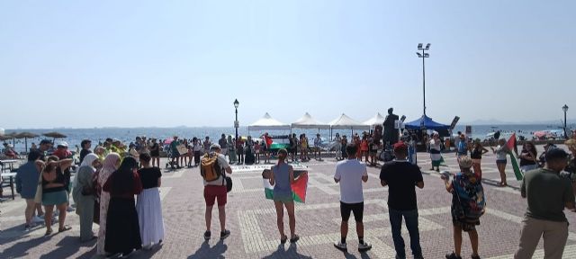 Los Alcázares alza la voz por Palestina en la Plaza del Espejo contra el genocidio y la hambruna programada - 4, Foto 4