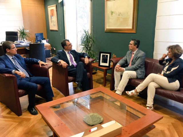 Reunión de trabajo de José Ballesta y el vicepresidente del Banco de Desarrollo de América Latina, José Carrera - 2, Foto 2