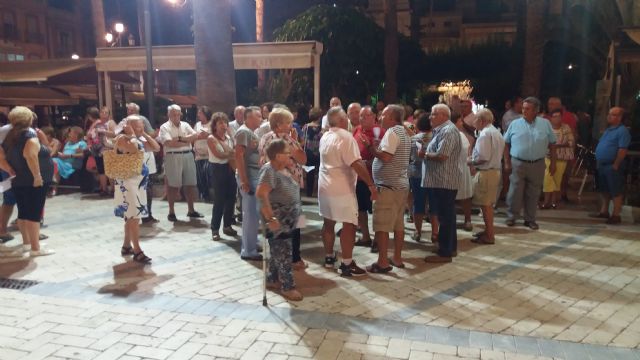 Alrededor de doscientos vecinos de Águilas se movilizan en defensa de la Plaza Antonio Cortijos - 1, Foto 1