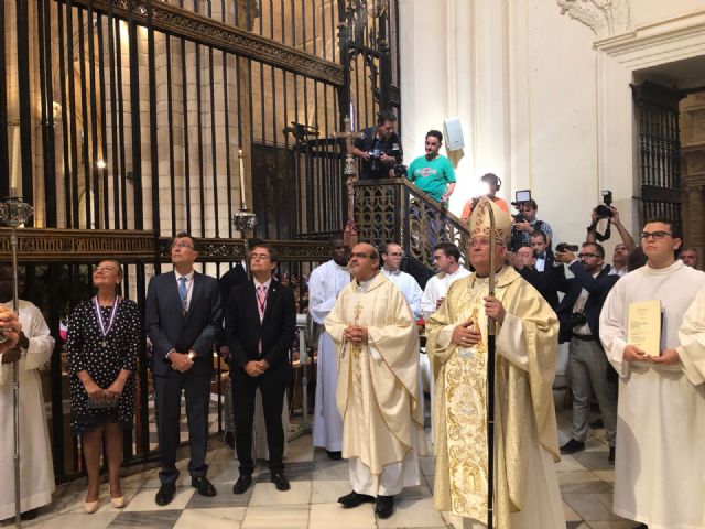 La Virgen de la Fuensanta luce un manto bordado por todos los murcianos en el día de su onomástica - 3, Foto 3