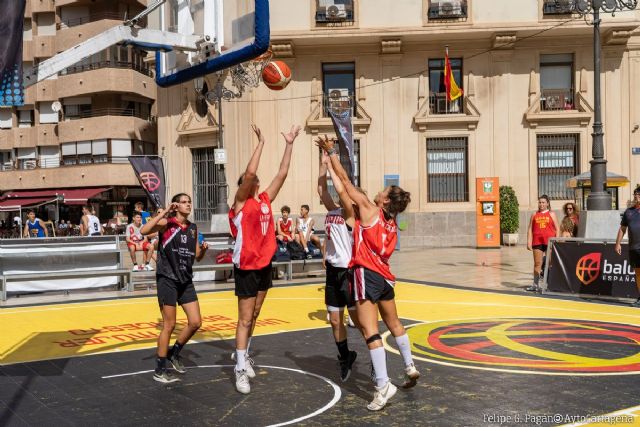 La Plaza del Ayuntamiento reunió a más de 300 participantes en el circuito de baloncesto 3x3 Caixabank - 1, Foto 1