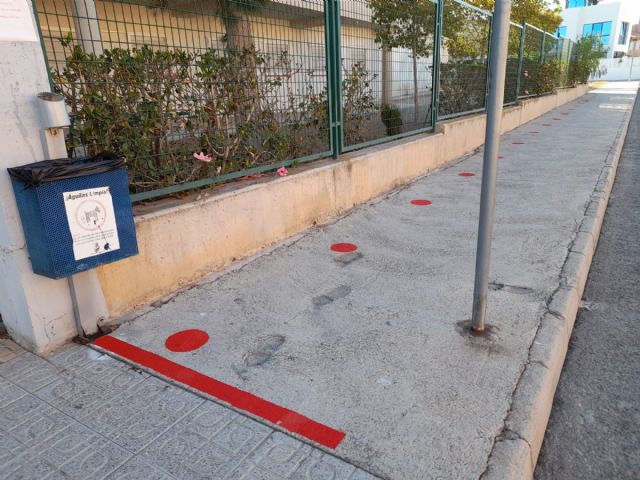 Las Concejalías de Educación y Seguridad Ciudadana concluyen los trabajos de señalización para garantizar el distanciamiento de seguridad en los accesos a los colegios - 1, Foto 1