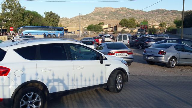 Decenas de familias de Campillo afectadas por el colapso del tráfico en su colegio, al hacer coincidir el alcalde el inicio de las obras del aparcamiento con el comienzo del curso escolar - 1, Foto 1