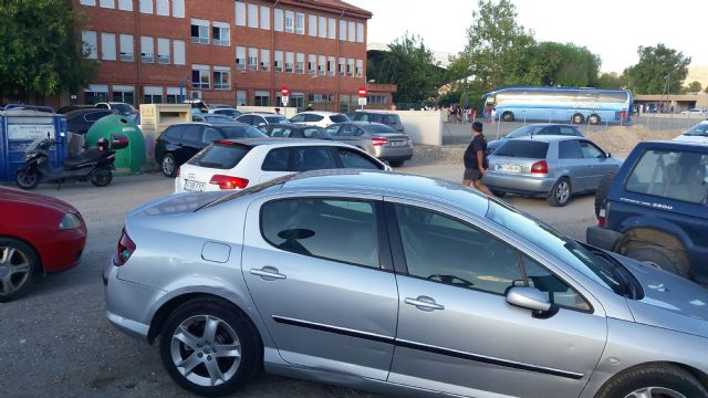 Decenas de familias de Campillo afectadas por el colapso del tráfico en su colegio, al hacer coincidir el alcalde el inicio de las obras del aparcamiento con el comienzo del curso escolar - 2, Foto 2
