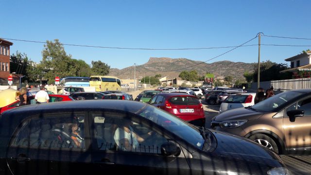 Decenas de familias de Campillo afectadas por el colapso del tráfico en su colegio, al hacer coincidir el alcalde el inicio de las obras del aparcamiento con el comienzo del curso escolar - 3, Foto 3