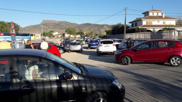 Decenas de familias de Campillo afectadas por el colapso del tráfico en su colegio, al hacer coincidir el alcalde el inicio de las obras del aparcamiento con el comienzo del curso escolar - 4, Foto 4