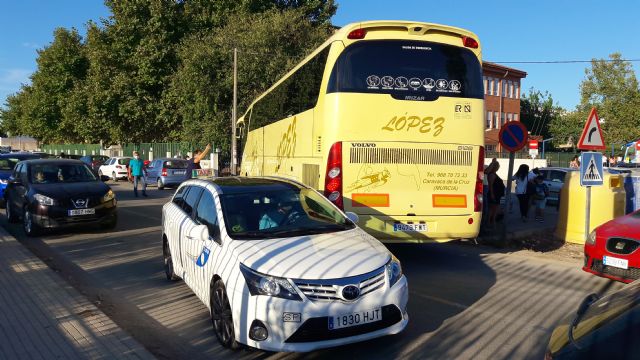 Decenas de familias de Campillo afectadas por el colapso del tráfico en su colegio, al hacer coincidir el alcalde el inicio de las obras del aparcamiento con el comienzo del curso escolar - 5, Foto 5
