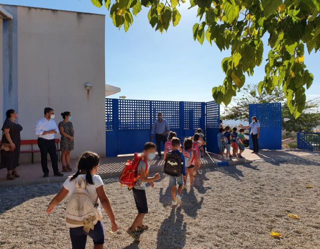 El alcalde de Lorca asiste al inicio de un nuevo curso escolar que  recupera la presencialidad en las aulas pero que sigue marcado por la pandemia sanitaria de COVID-19 - 1, Foto 1