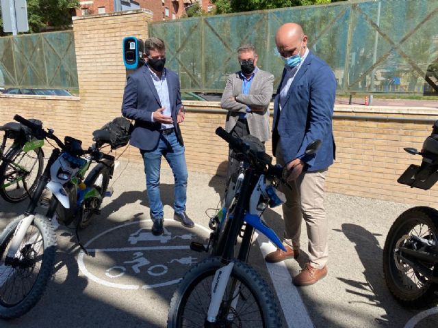 La Policía Local estrena tres nuevos puntos de recarga para vehículos eléctricos en el cuartel de El Infante - 1, Foto 1