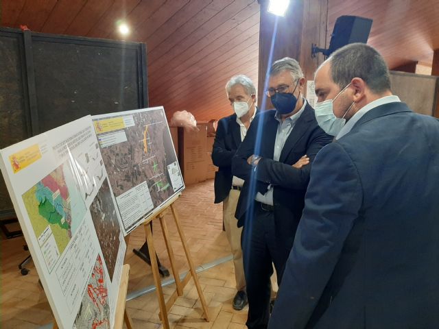 El Delegado del Gobierno y el Presidente de la CHS visitan las obras para aumentar la capacidad hidráulica del D-7 - 2, Foto 2