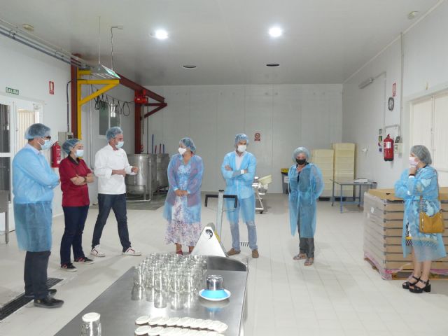 El alcalde y la directora general de Artesanía y Comercio visitan la empresa ‘Confituras tradicionales’ de Archivel, recientemente galardonada por elaborar una de las mejores mermeladas del mundo - 1, Foto 1