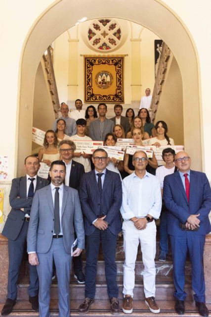 La UMU entrega los premios de los concursos con ayudas para   estudiantes que se marchan de estancias internacionales - 1, Foto 1