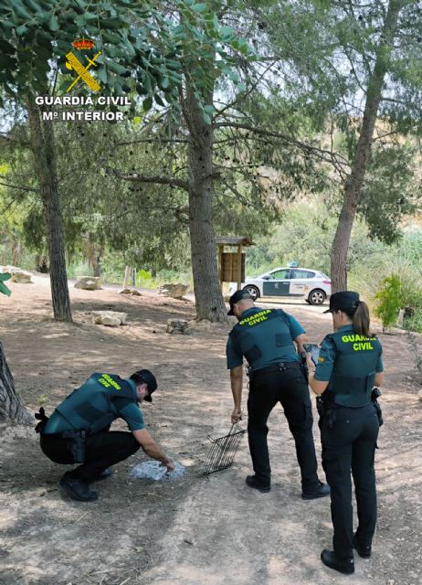 La Guardia Civil sorprende a varias personas haciendo una barbacoa junto al río Chícamo - 1, Foto 1
