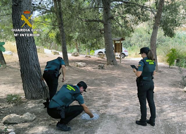 La Guardia Civil sorprende a varias personas haciendo una barbacoa junto al río Chícamo - 2, Foto 2