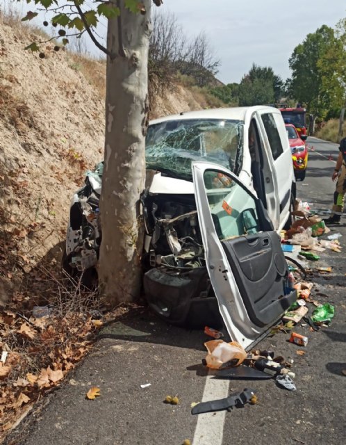 Muere una mujer y otra resulta herida grave al chocar una furgoneta contra un árbol en la RM-516, cerca de Mula - 1, Foto 1