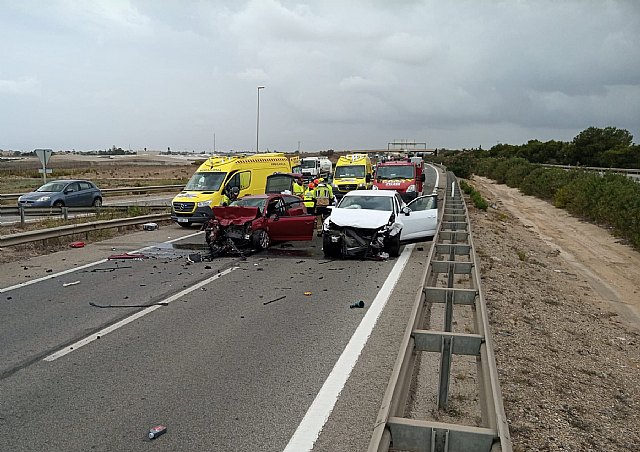 Servicios de emergencia han rescatado y atendido a dos heridos al colisionar dos turismos en la autopista AP-7, San Pedro del Pinatar - 1, Foto 1