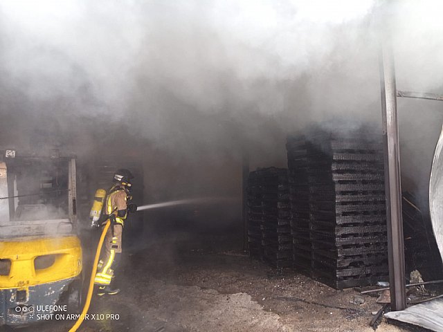 Bomberos han extinguido el incendio declarado en una fábrica de palés en Caravaca de la Cruz - 1, Foto 1