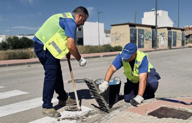 El Ayuntamiento de Archena intensifica la limpieza de imbornales ante el riesgo de lluvias - 1, Foto 1