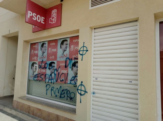 Aparecen nuevas pintadas fascistas en la sede del PSOE de Torre Pacheco - 1, Foto 1