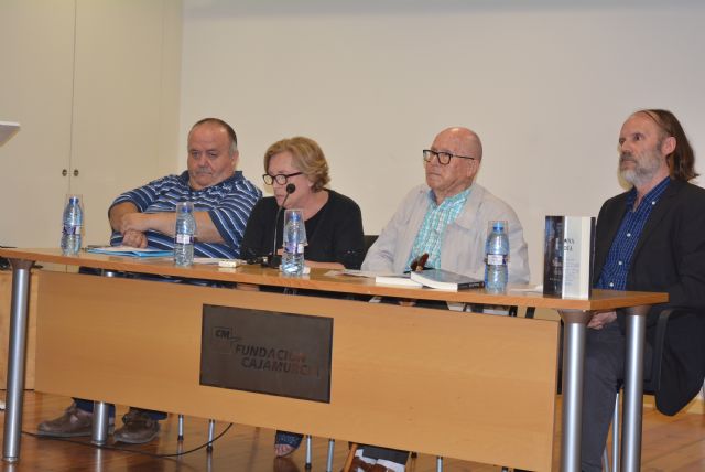 El nonagenario Manuel Robles presenta el libro Semana de día - 1, Foto 1