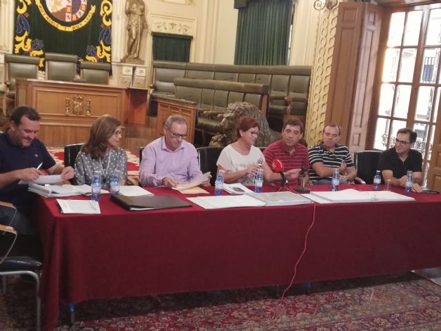 El salón de plenos acogió una nueva reunión con los vecinos afectados por las obras de mejora de la carretera de El Carche - 1, Foto 1