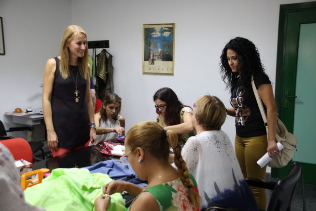 Una docena de alumnos se inicia en la costura con el proyecto 