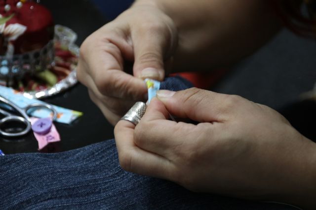 Una docena de alumnos se inicia en la costura con el proyecto 