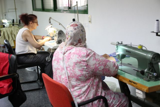 Una docena de alumnos se inicia en la costura con el proyecto 