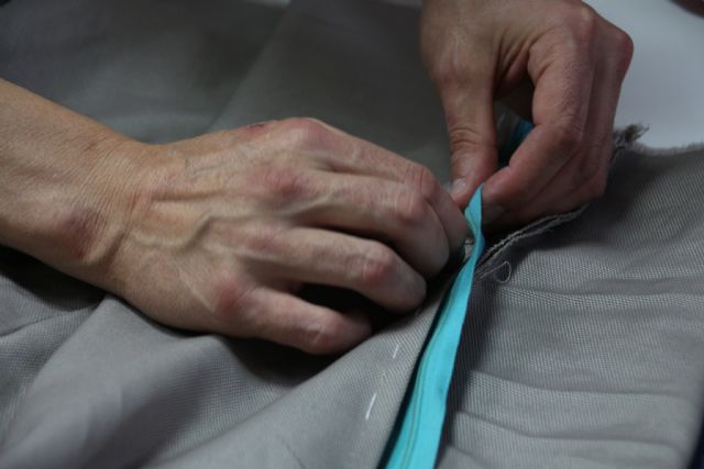 Una docena de alumnos se inicia en la costura con el proyecto 