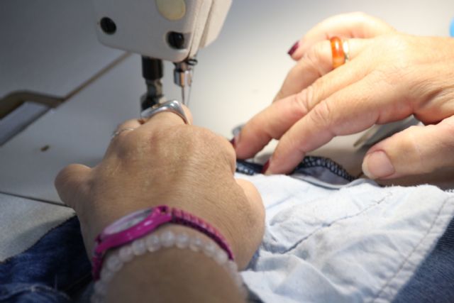 Una docena de alumnos se inicia en la costura con el proyecto 